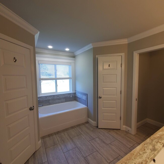 Building Photo - Spacious 4-Bedroom Home with Modern Featur...