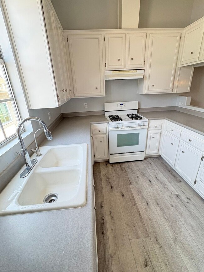 Building Photo - Beach close 4 bedroom, three bath townhous...