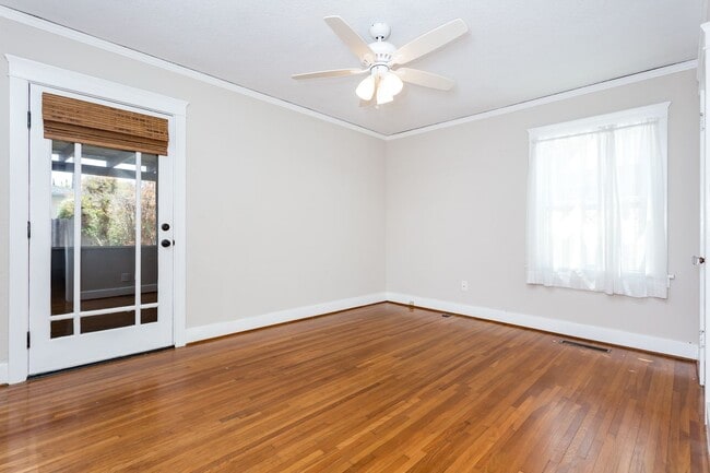 Building Photo - Beautiful Home in Kensington!
