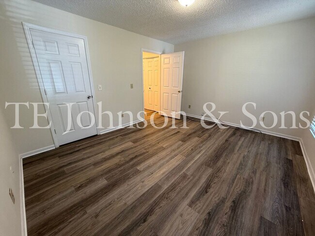Building Photo - Charming 3-Bedroom Home with Spacious Yard...