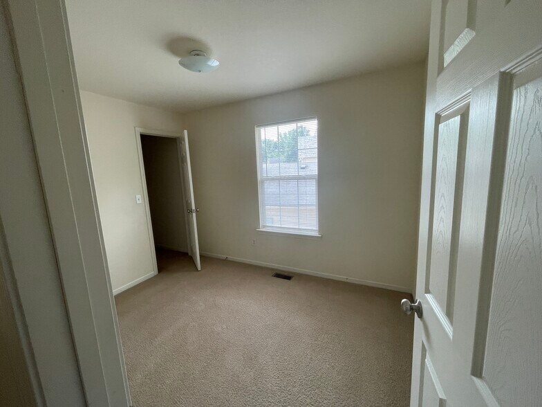 Building Photo - 835 Woodside Creek Dr