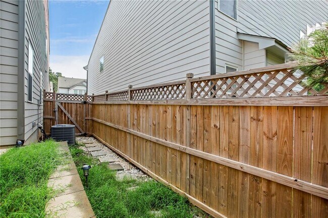 Building Photo - 212 Ridge Valley Dr