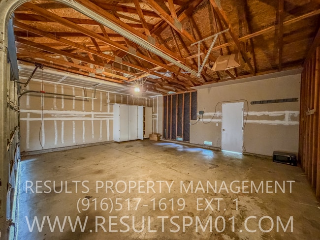 Building Photo - Lovely 4 Bedroom Home in Great Neighborhood