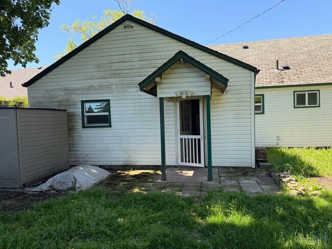 Building Photo - Large updated 2 bedroom 1 bathroom house in Springfield!