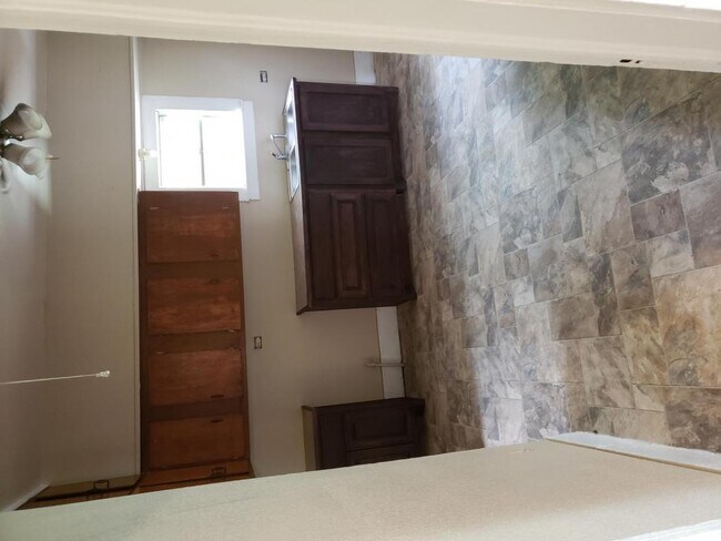 Building Photo - 319 E Nelson St