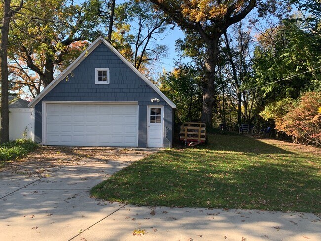 Building Photo - 1543 Gladstone Dr SE