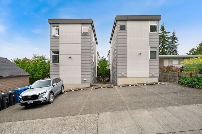 Building Photo - 3027 21st Ave W