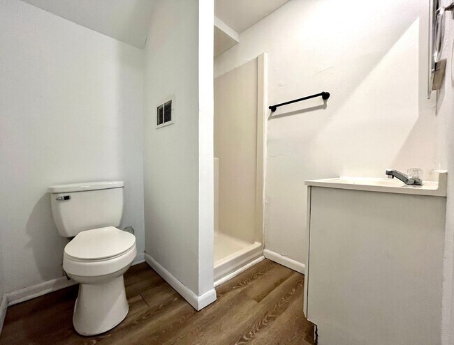 Building Photo - 1467 Valley View Dr