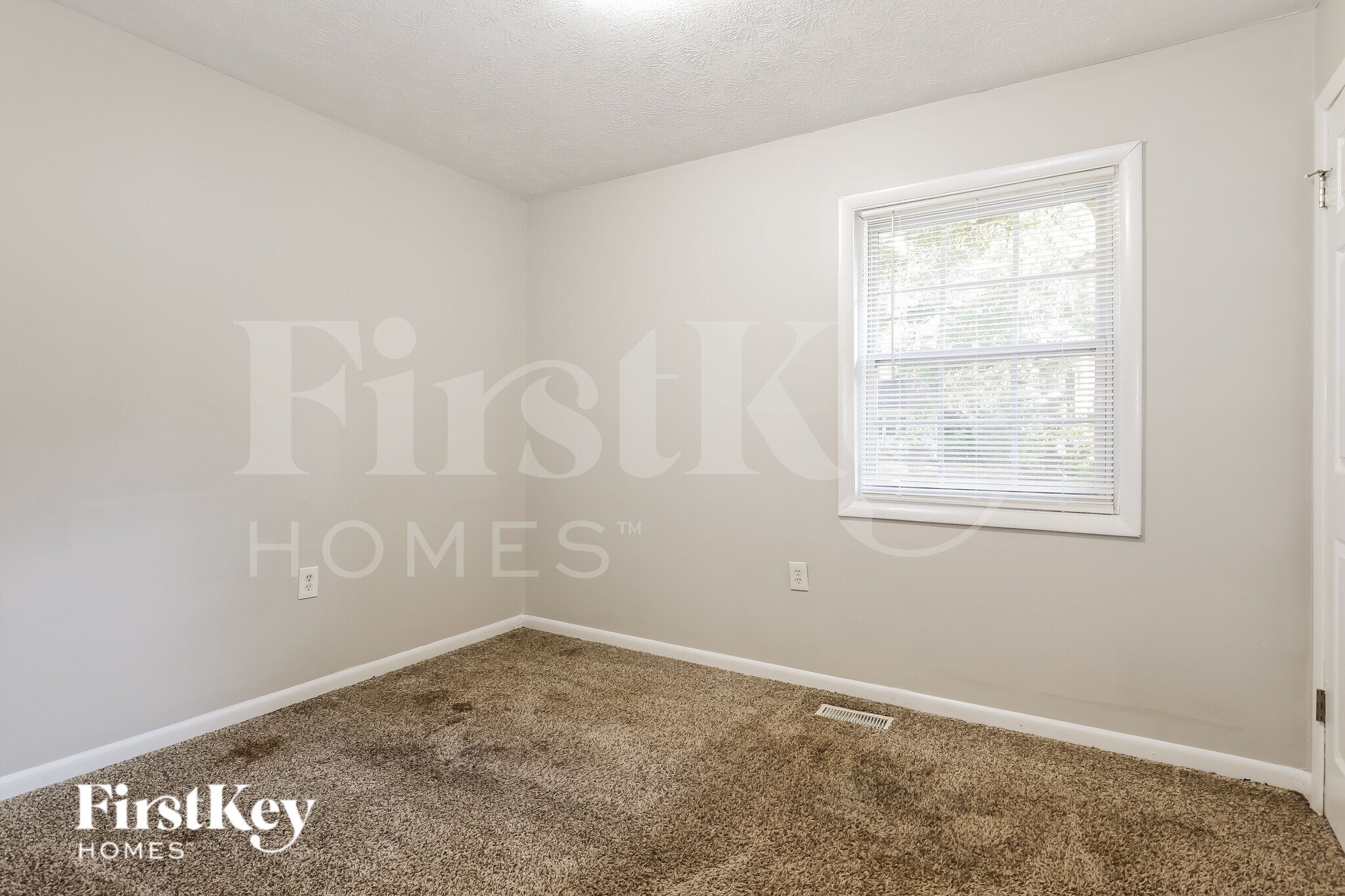 Building Photo - 252 N Lake Dr