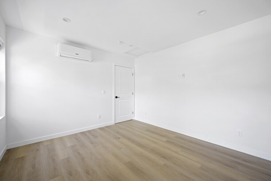 Building Photo - 840 E Cypress Ave