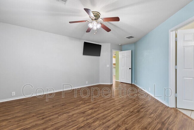 Building Photo - 5132 Columbia Dr