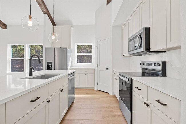 Building Photo - 21679 High Dr