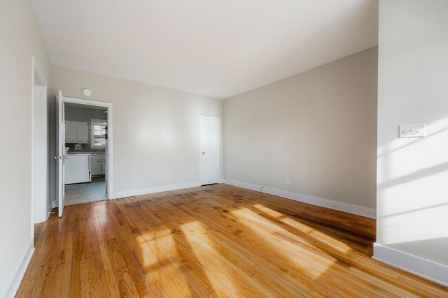 Building Photo - 2506 Kenmore Rd