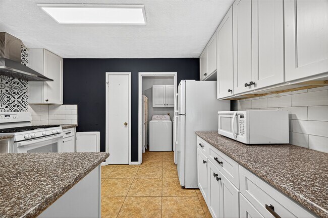 Building Photo - 802 Cascade Creek Dr