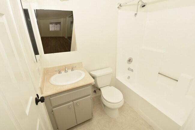 Building Photo - Gorgeous 2 Bedroom Condo