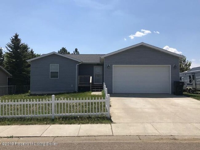 Primary Photo - Newer, Spacious House for Rent in Dickinson