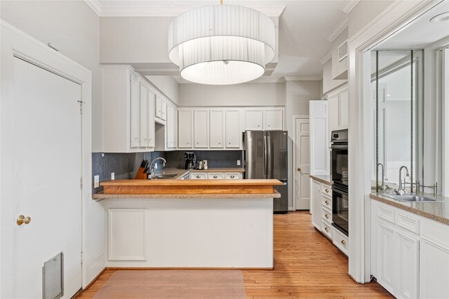 Building Photo - 6732 Vanderbilt St