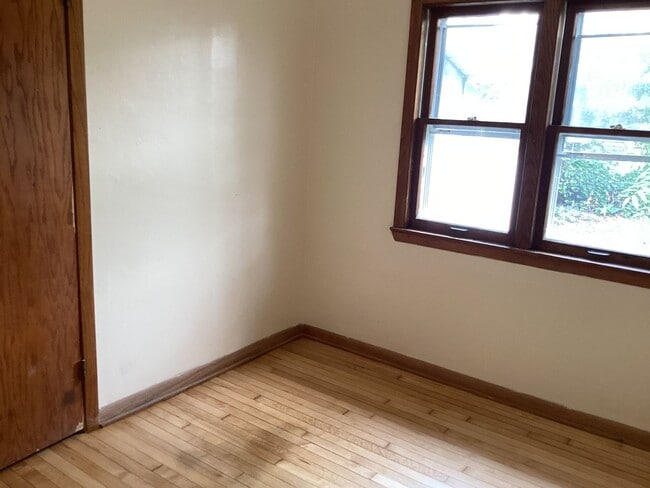 Building Photo - 4 Bedroom Single Family