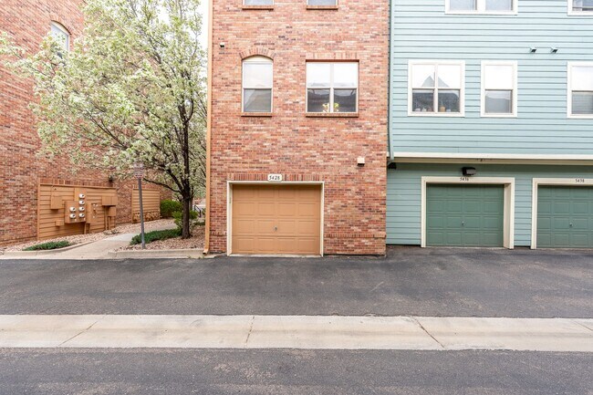 Building Photo - Modern 2-Bed, 2.5-Bath Corner Unit in Arva...