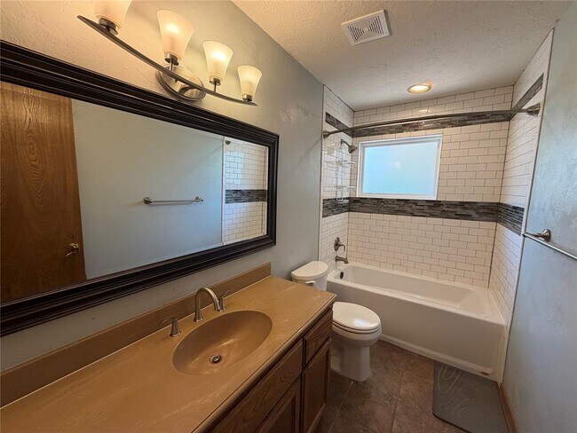 Building Photo - 2517 Chateau Dr