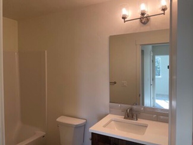 Building Photo - End unit Pahlish Townhome!