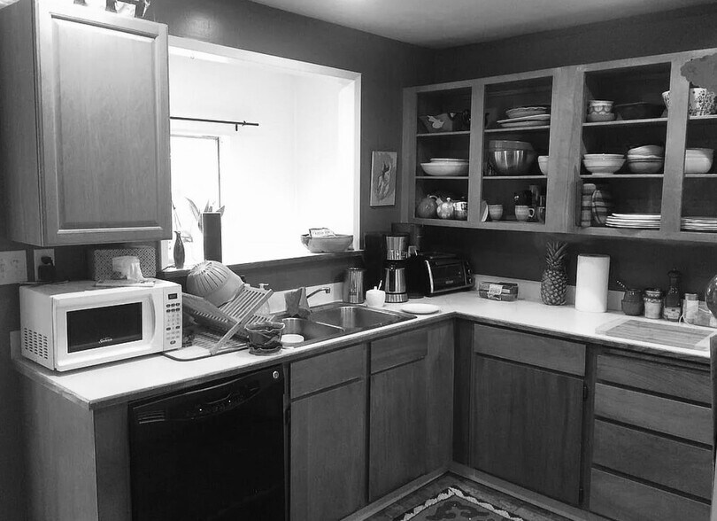 dishwasher and full stove/oven in kitchen. washing maching/ dryer - 4345 4th Ave NW