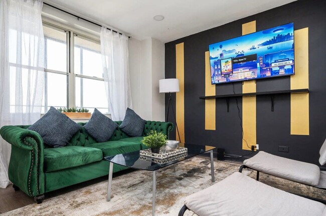 Building Photo - 300 W Peachtree St NW