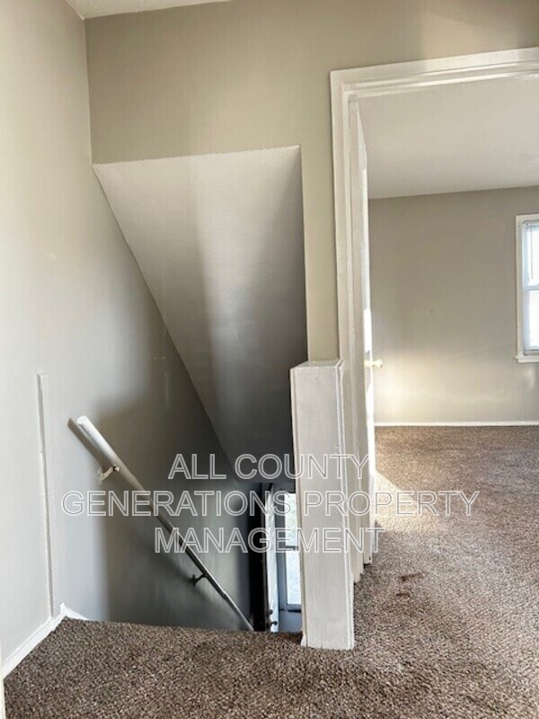 Building Photo - 960 N Central Dr