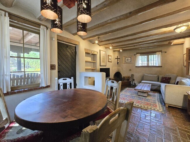 Building Photo - 770 Acequia Madre