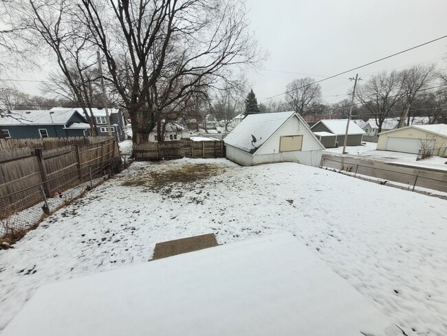 Building Photo - Two Bedroom, One Bathroom Home with Washer...