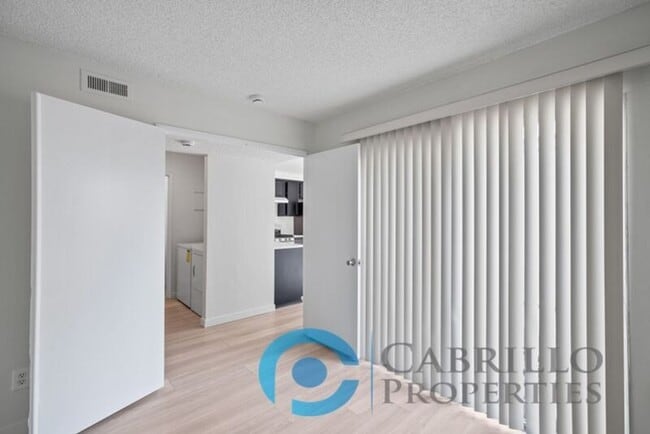 Building Photo - 5067 La Cuenta Dr