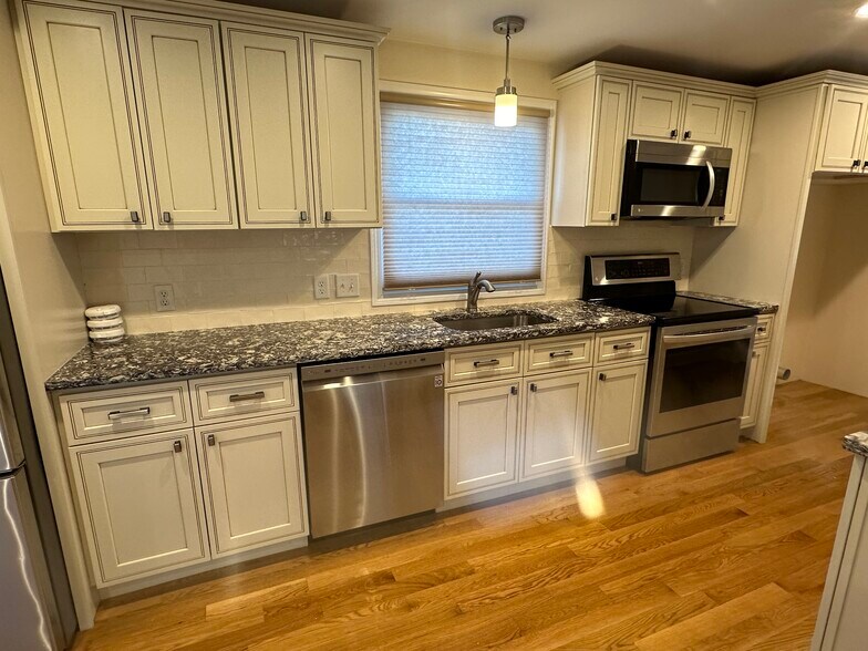 Building Photo - 48 Hauman St