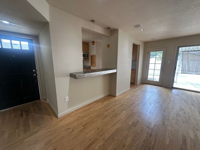 Building Photo - 3 Bedroom 2 Bathroom Home with Pool