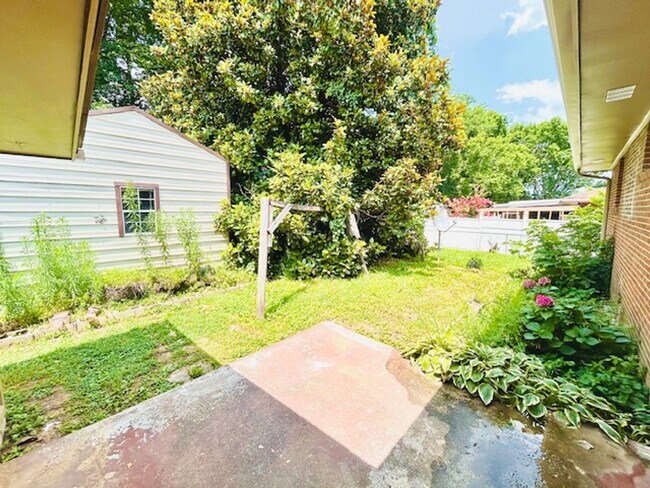 Building Photo - MOVE IN SPECIAL- $300 Off First Month's Rent-MOVE IN READY BRICK HOME!