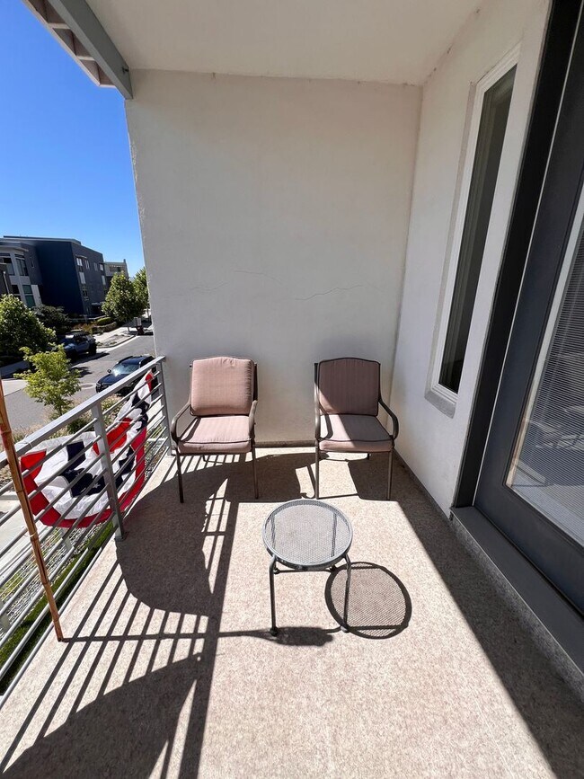 Building Photo - Modern 2 Bedroom Townhome with Stunning La...