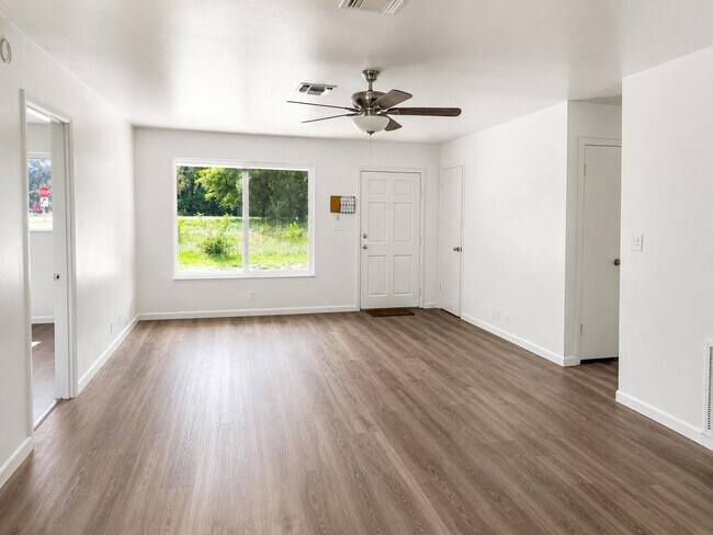 Building Photo - 8012 US-1
