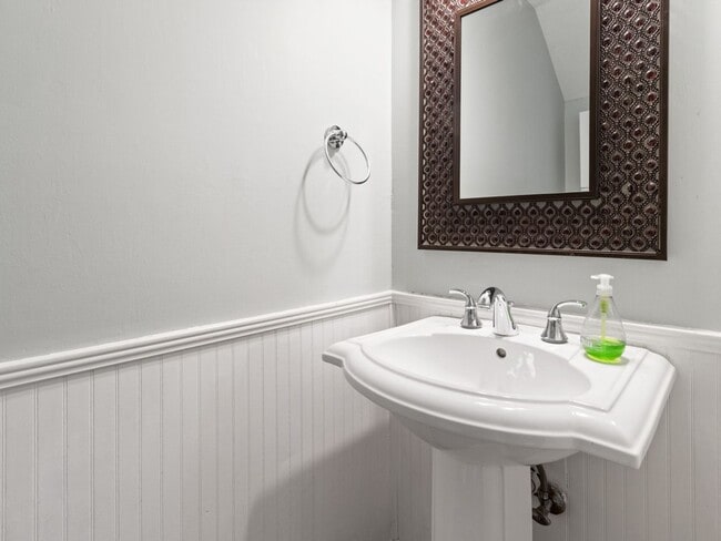 Building Photo - 1st Floor unit in Fourth Ward