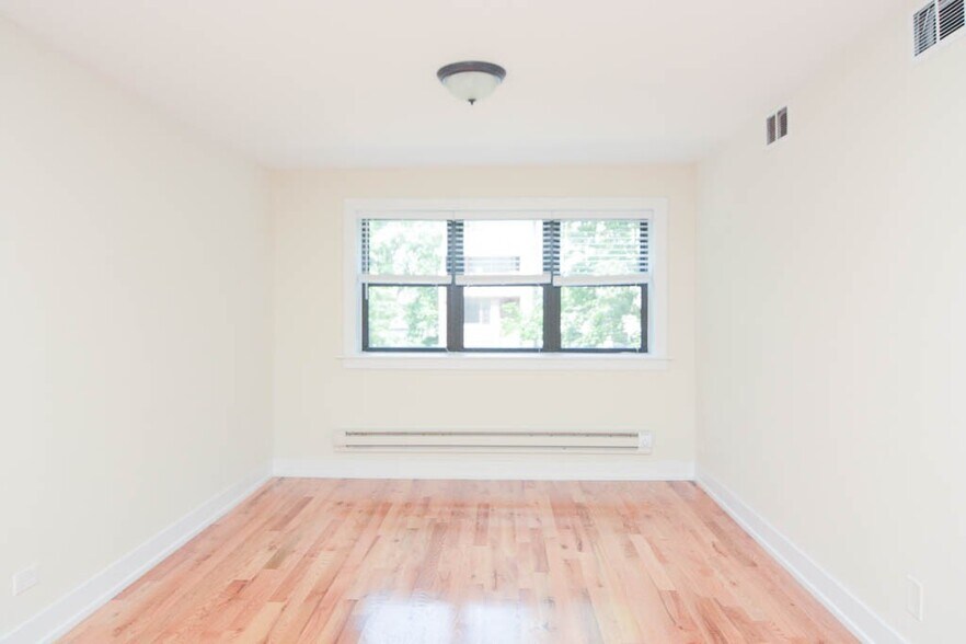 Building Photo - 560 W Arlington Pl