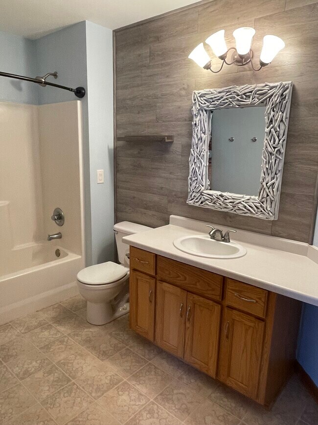 Bathroom - 1645 Lakeridge Way