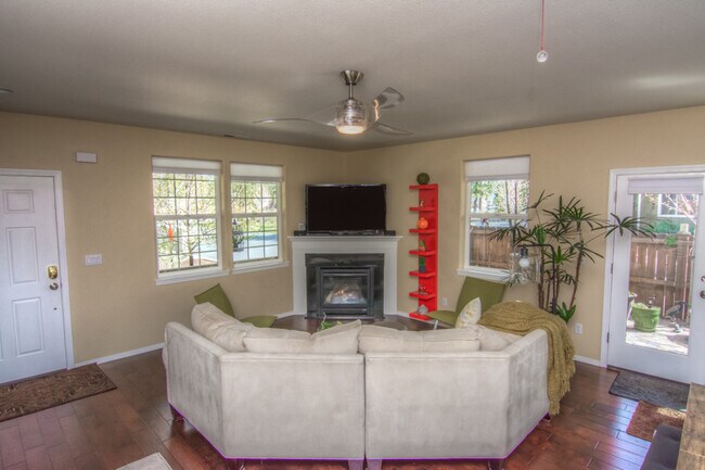 Building Photo - Beautiful 4-Bdr Craftsman with Mt. Views in Sisters!