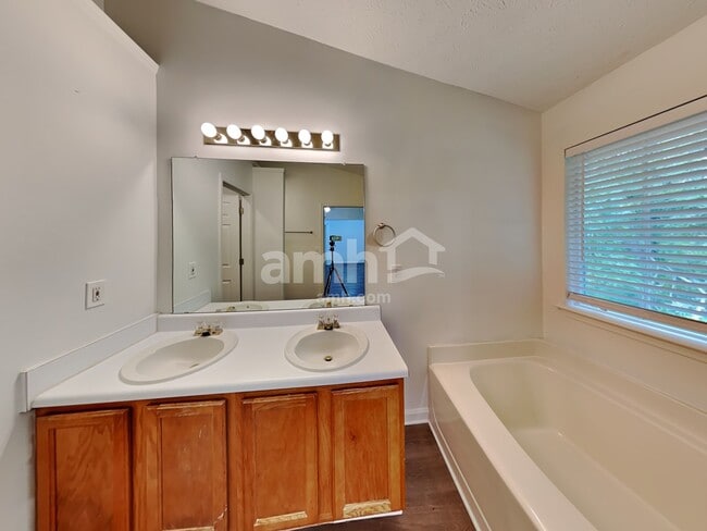 Building Photo - 2911 Water Lily Ct
