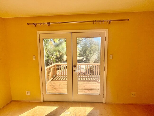 Building Photo - Hemphill Park Gem! 4 Bed/2.5 Bath - Availa...