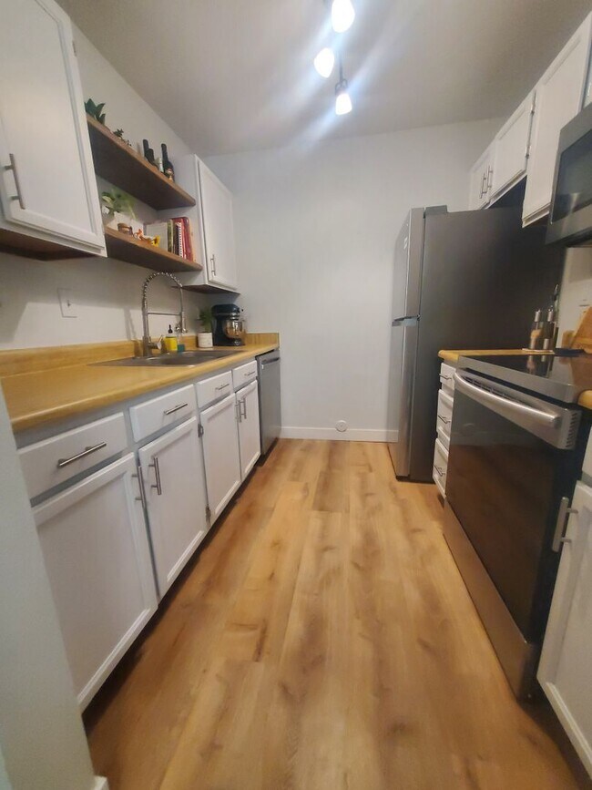 Building Photo - Updated and Spacious 1 Bedroom with Attached Garage!