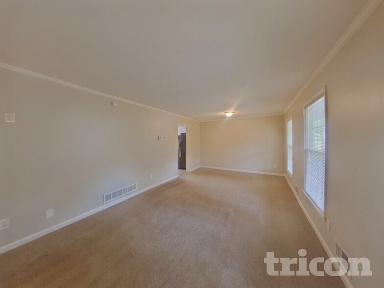 Building Photo - 4110 Jeffrey Dr SW