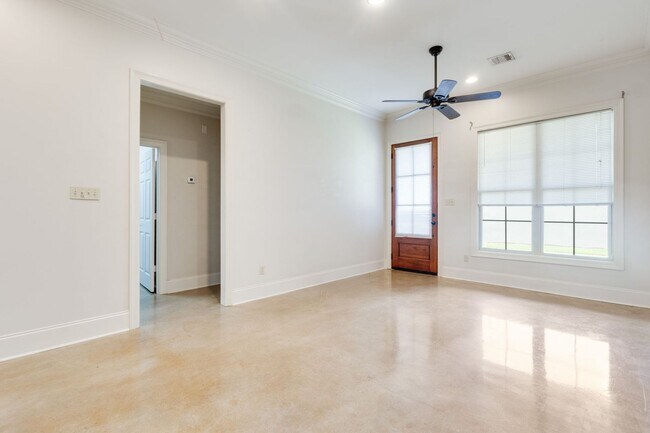 Building Photo - FOR RENT in LAFAYETTE!