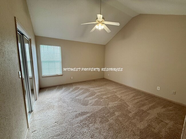 Building Photo - 2 Bedroom/2.5 Bath Townhome for Lease