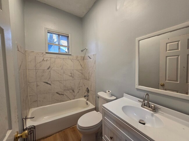 Building Photo - 993 Oakview St