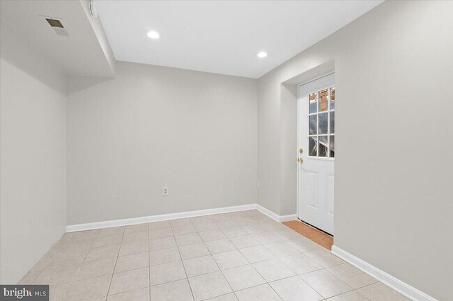 Building Photo - 461 Foxridge Dr SW