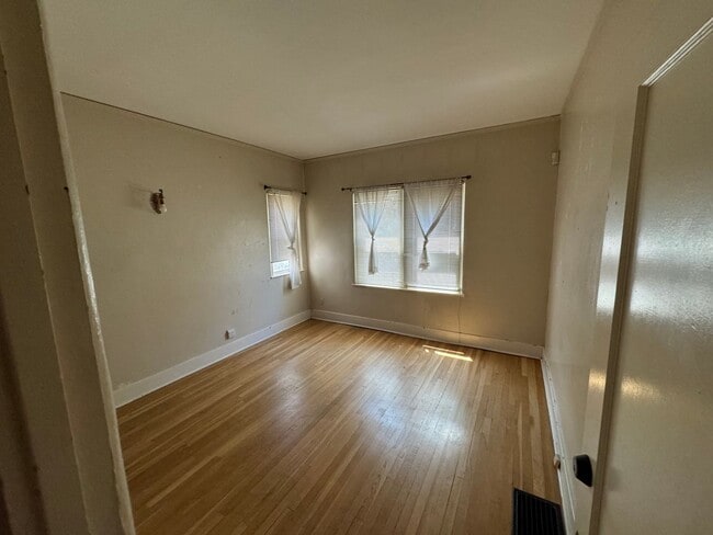 Building Photo - 4 Br, 2 Ba with kitchen appliances and bas...