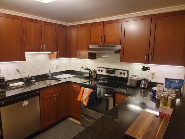 Building Photo - 27 Glenville Ave